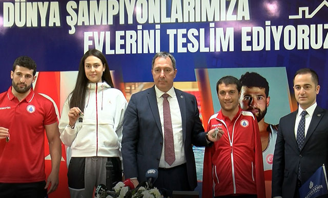 Dünya şampiyonu sporcular ödüllendirildi
