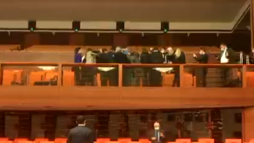 'Kahrolsun otokrasi!' Bu sözlerle bağırdı... TBMM'de AKP eski Milletvekili'nden protesto!