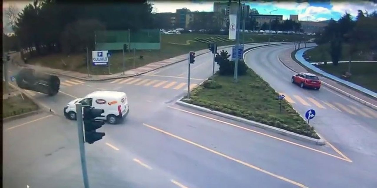 Cinayet gibi kaza... Kazada savrulan araç yol kenarında bekleyen anne kıza çarptı!