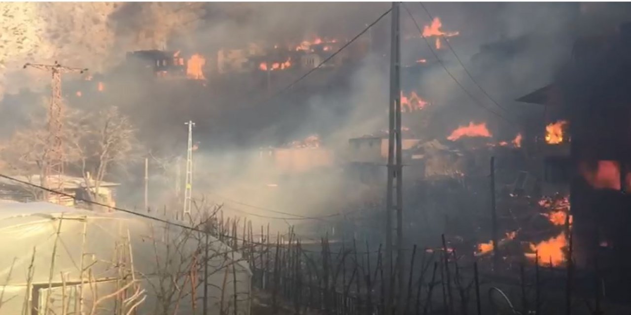 Artvin alev alev...  Korku dolu anlar: Onlarca ev yandı