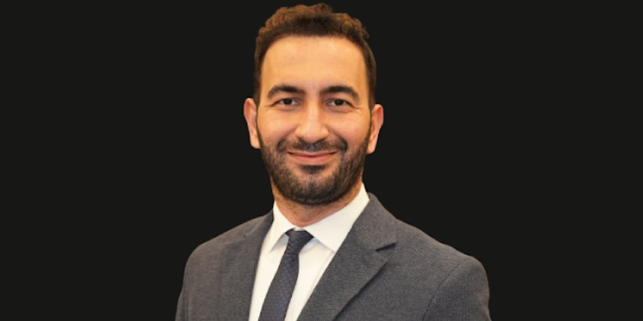 "Bir Türk için her sabah ben Türk’üm diye bağırmak ancak hayvani bir ihtiyacı tatmin edebilir" demişti... İstanbul İl Yöneticisi "Yaptığım hata yüzünden şikâyet etme hakkımı kaybettim" diyerek istifa etti