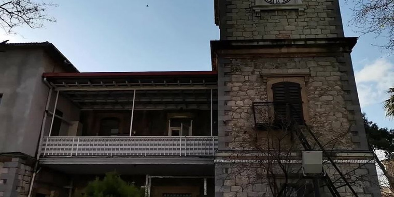 Skandalda ikinci perde... İzmir'in ilk saat kulesine yapılan PVC gece yarısı söküldü!