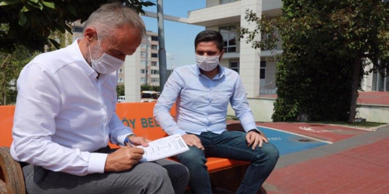 Beldiye başkanı,  belediyenin önüne sandalye atarak AKP'ye üye toplamaya çalıştı