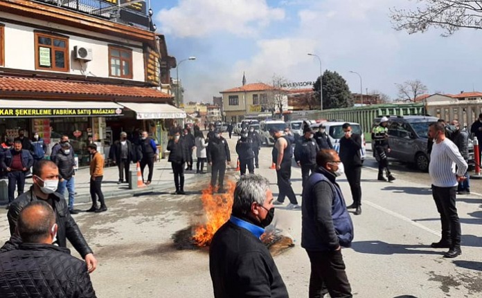 Esnaflar isyan etti sokağa döküldü! Masaları sandalyeleri yaktılar... 'Kongreleri lebaleb doluyken, virüs sadece esnafa mı?'