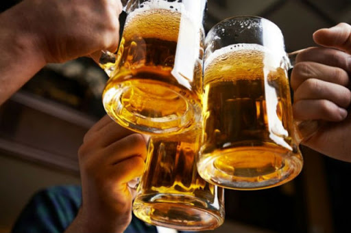 Karantinada olması gerekiyordu ama... Kısıtlamada alkol alırken yakalandı!