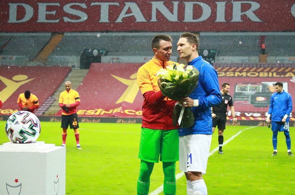 Skoda'dan Muslera'ya maç öncesinde şık hareket