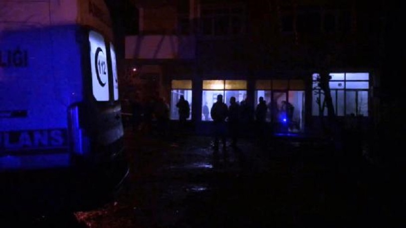 Dehşete düşüren olay... Aracını evinin önüne park edip bileklerini kesti!