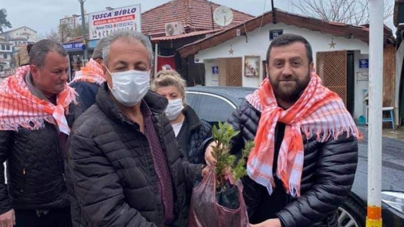 Kızılay'ın yardım paketlerini sahiplenmişti...  AKP'li başkan şimdi de çalışmadığı kurumun fidanlarını dağıttı