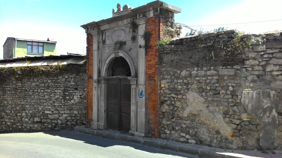 İstanbul'da tarihi Kasturya Sinagogu'nun kapısını ateşe verdiler