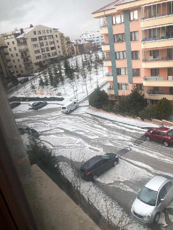 Ankara'ya dolu, İstanbul'a çamur yağdı!
