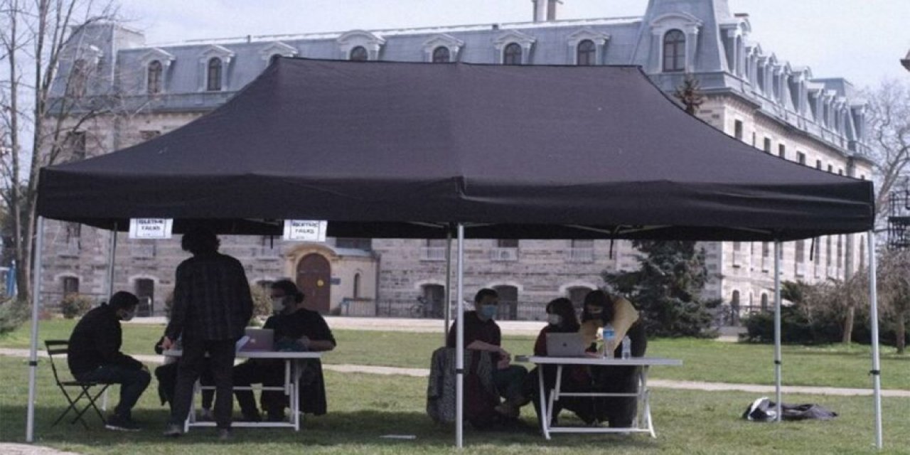 Boğaziçili öğrenciler vazgeçmiyor... Tutuklu olan 6 arkadaşları için "6 günlük boykot" başlattılar! Hocalarının yanında durdular...