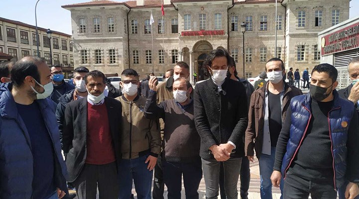 Masa, sandalye yakıp ekonomik krizi protesto etmişlerdi... Esnaf bu kez protestosunu valilik önüne taşıdı! 'Devlet bizi çok yalnız bıraktı'