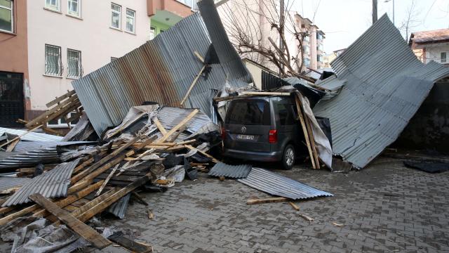 4 ilde kuvvetli sağanak ve fırtına hasara yol açtı