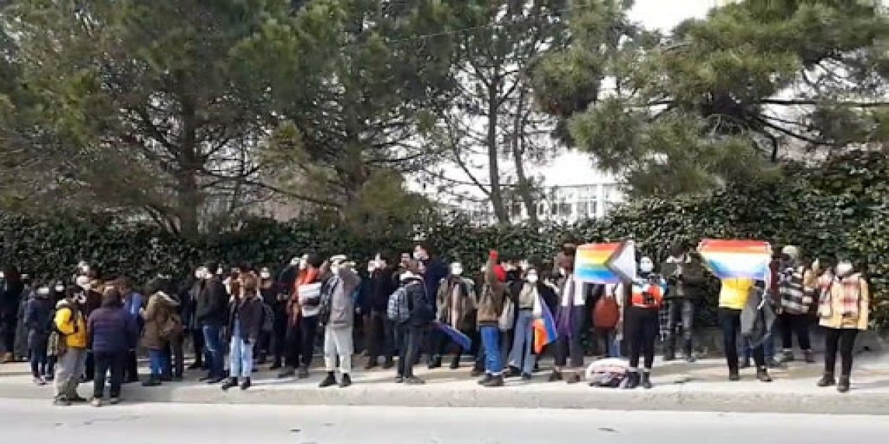 Boğaziçi Dayanışması duyurdu: Boğaziçi'nde öğrenciler LGBTİ bayrağı taşıdıkları için gözaltına alındı