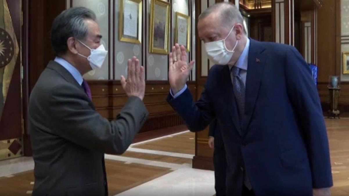 Erdoğan Çin Dışişleri Bakanı'nı kabul etti, ikilinin selamlaşması dikkat çekti