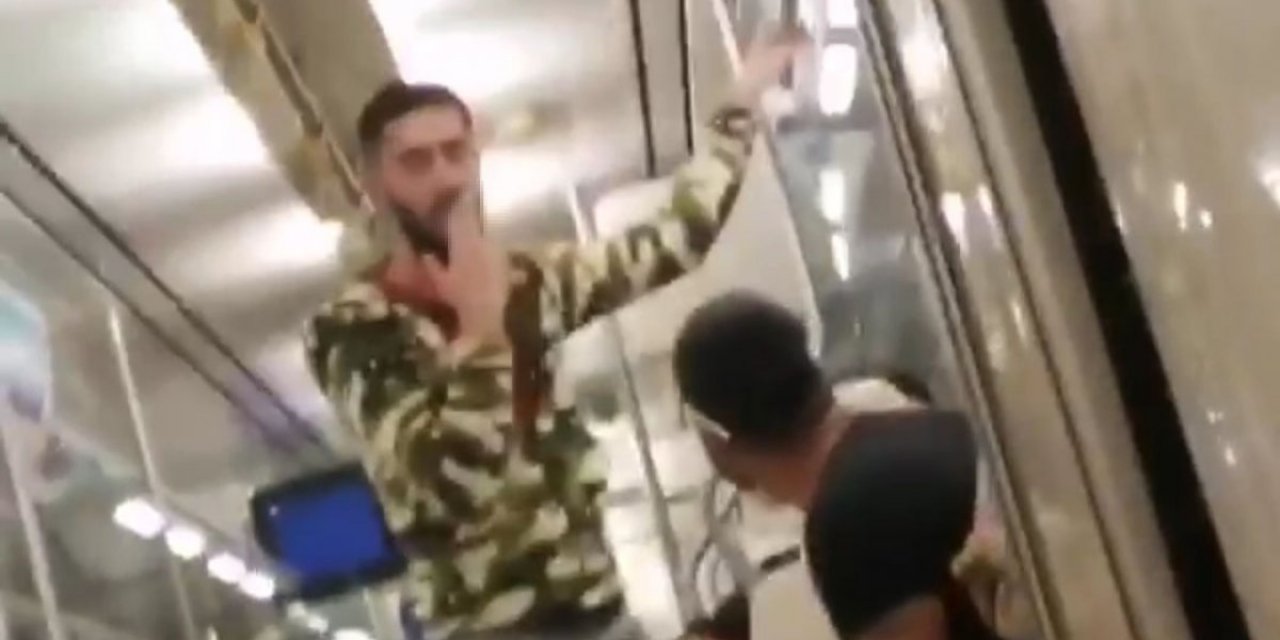 Toplu taşımada sigara içip şarkı söylediler!