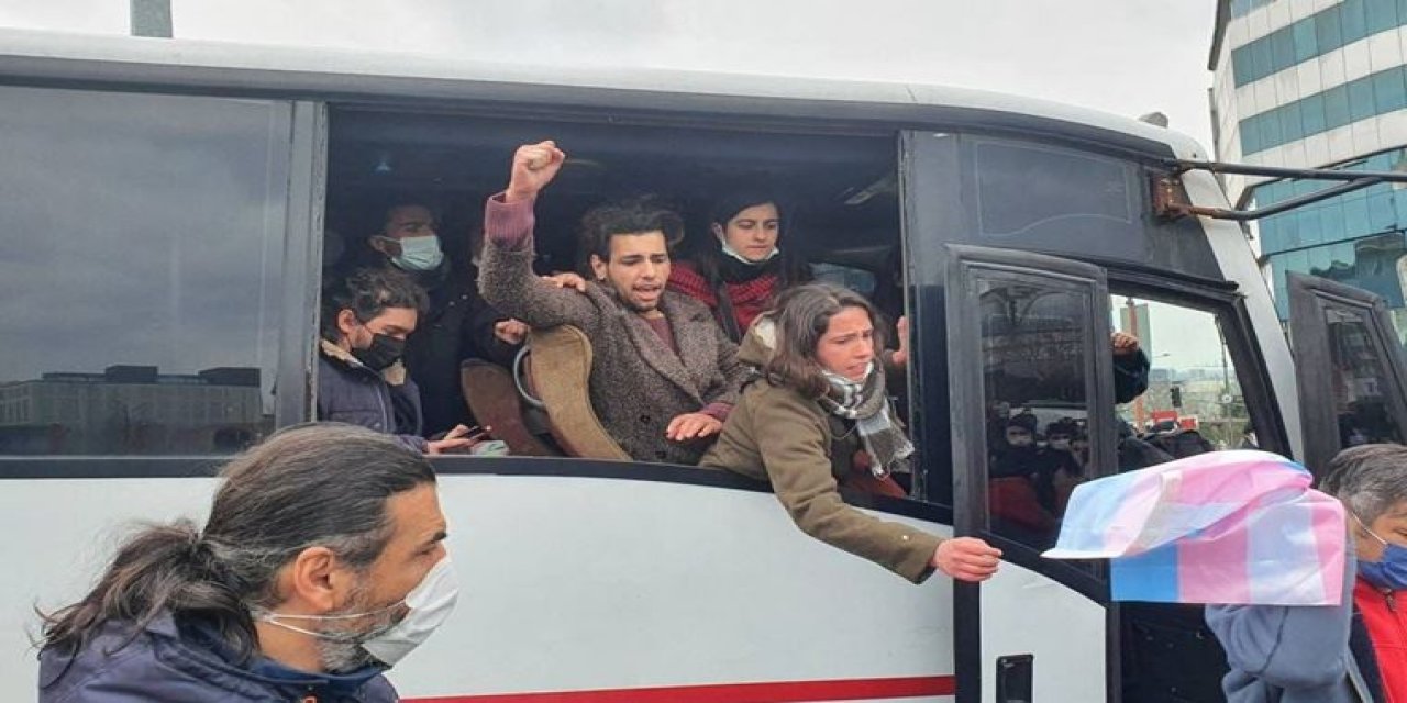 Gözaltına alınan arkadaşlarına destek veren Boğaziçi öğrencilerine gözaltı!