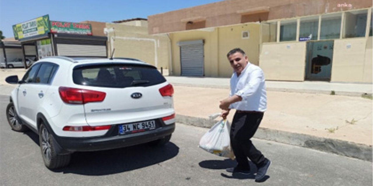 Yardım poşeti alırken görüntülendi! Başkan "Yoksulluğun şakası"nı yapmış!