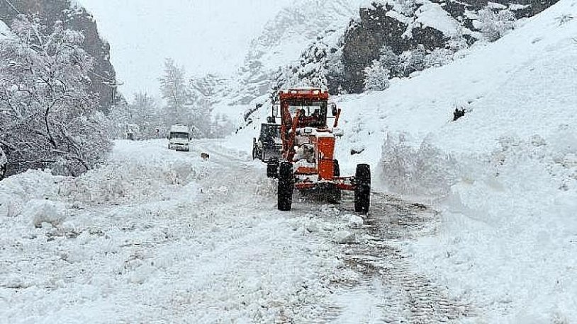 Rize'de 76 yerleşim yeri yoluna kar engeli