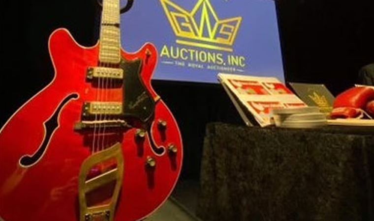 Açık artırma yapıldı... Elvis Presley'in gitarı rekor fiyata satıldı