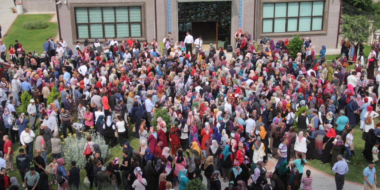 Operatör şoför, ağır vasıta şoförü, büro elemanı, bahçe görevlisi... "Gençler çaresiz" 200 kişilik işe 52 bin kişi başvurdu! 45 bini üniversite mezunu...