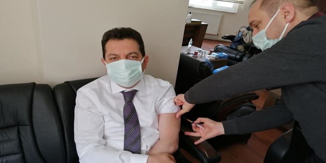 "Bu muhteremin özelliği ne?""Covid geçirmesine rağmen..." AKP'li başkana aşı ayrıcalığı: Başhekim makamında yaptı