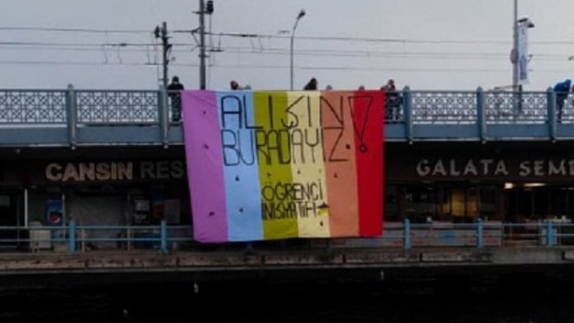 'Alışın buradayız!' Galata Köprüsü'nde gökkuşağı bayrağı açtılar