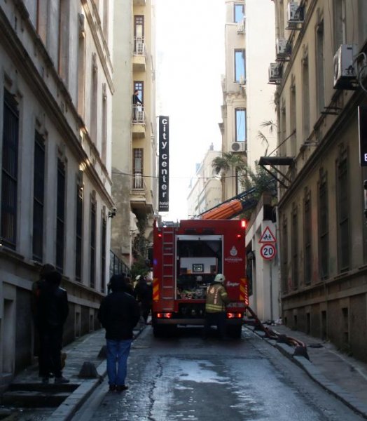 Bir dönem sanatçı ve gazetecilerin uğrak yeriydi... Beyoğlu Çiçek Bar'da korkutan yangın