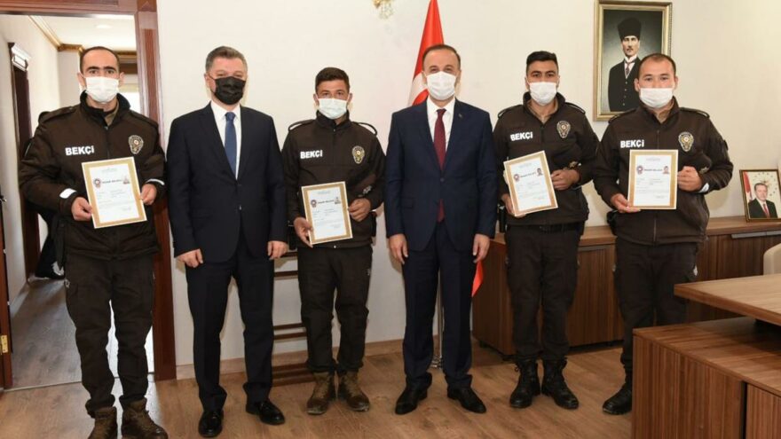 Bomba fünyelerini ele geçirdiler... Bekçilere ödül verildi
