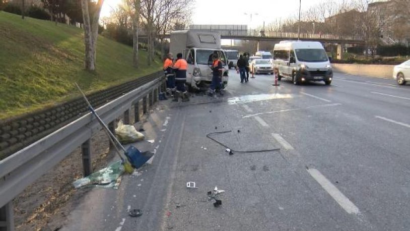 Bağcılar'da kamyonet minibüse çarptı