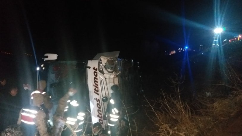 Sivas'ta feci kaza! Yolcu otobüsü devrildi: Çok sayıda yaralı var!