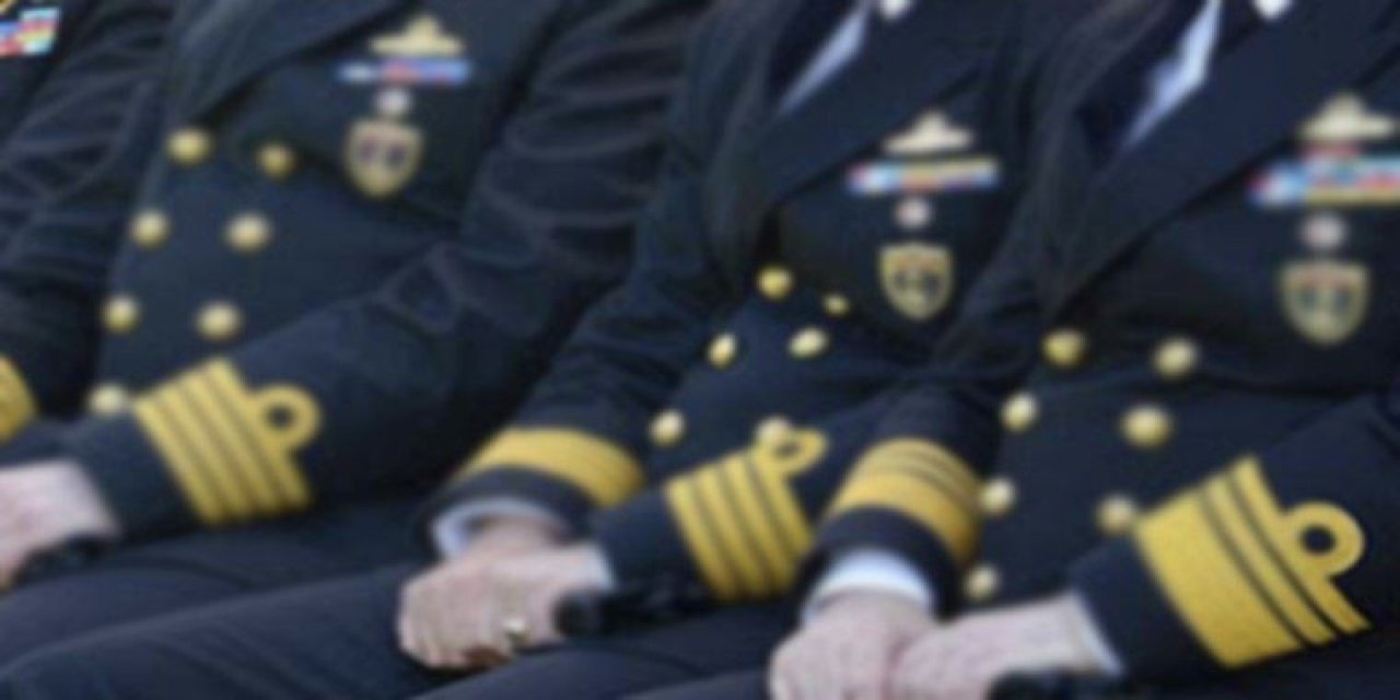 Askeri üniforması üzerindeki sarık ve cüppe ile fotoğrafları tepki çekmişti... Tarikat evine giden Tuğamiral Sarı "sözleşmeli subay" olarak başlamış!