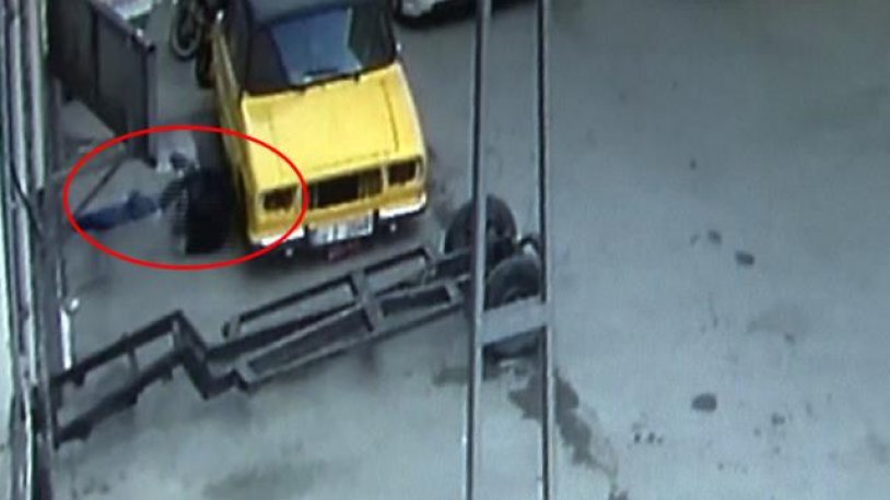 Eve erken döndü; yatak odasından gelen sesleri duydu ve...