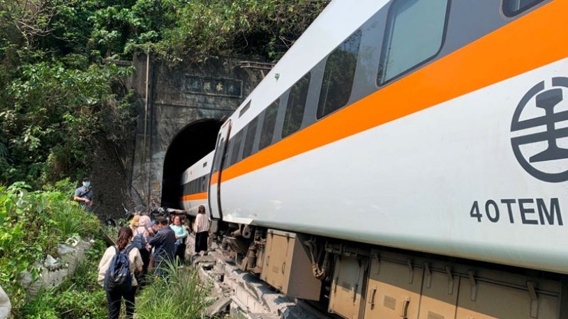 Tayvan'da tren raydan çıktı! Çok sayıda kişi hayatını kaybetti