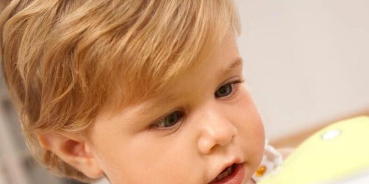 Aşırı telefon ve tablet bilgisayar kullanan çocuklarda göz kayması artış gösterdi