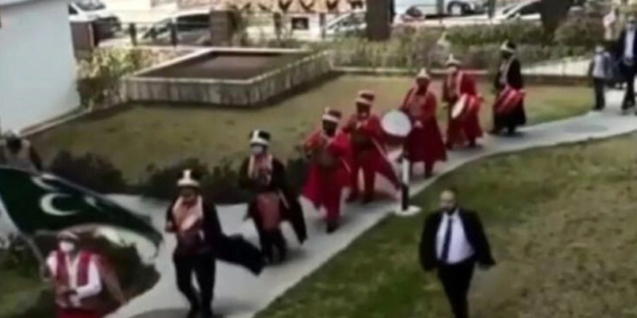 Kırmızı listedeki Antalya'da pes dedirten görüntü! "Mehteranla" gelin almaya gittiler...