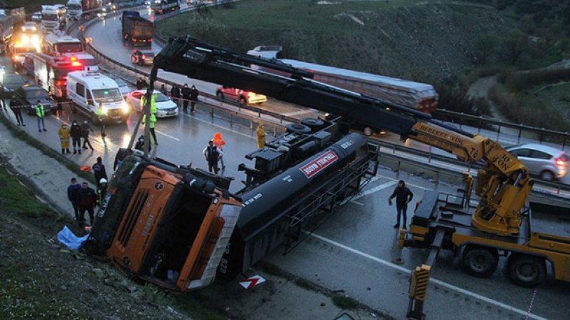 Karayollarına ait tanker devrildi!