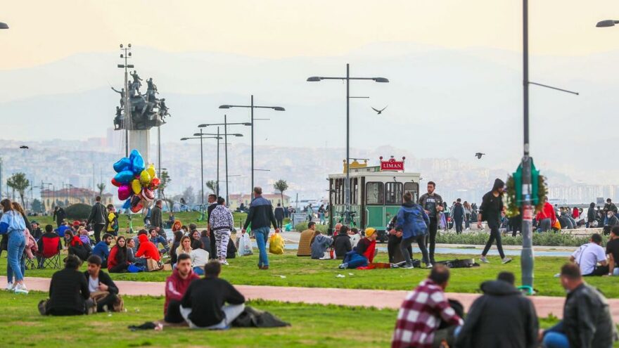 Vaka sayıları artıyor... İzmir için kritik açıklama! 'Dört haftalık tam kapanma şart'