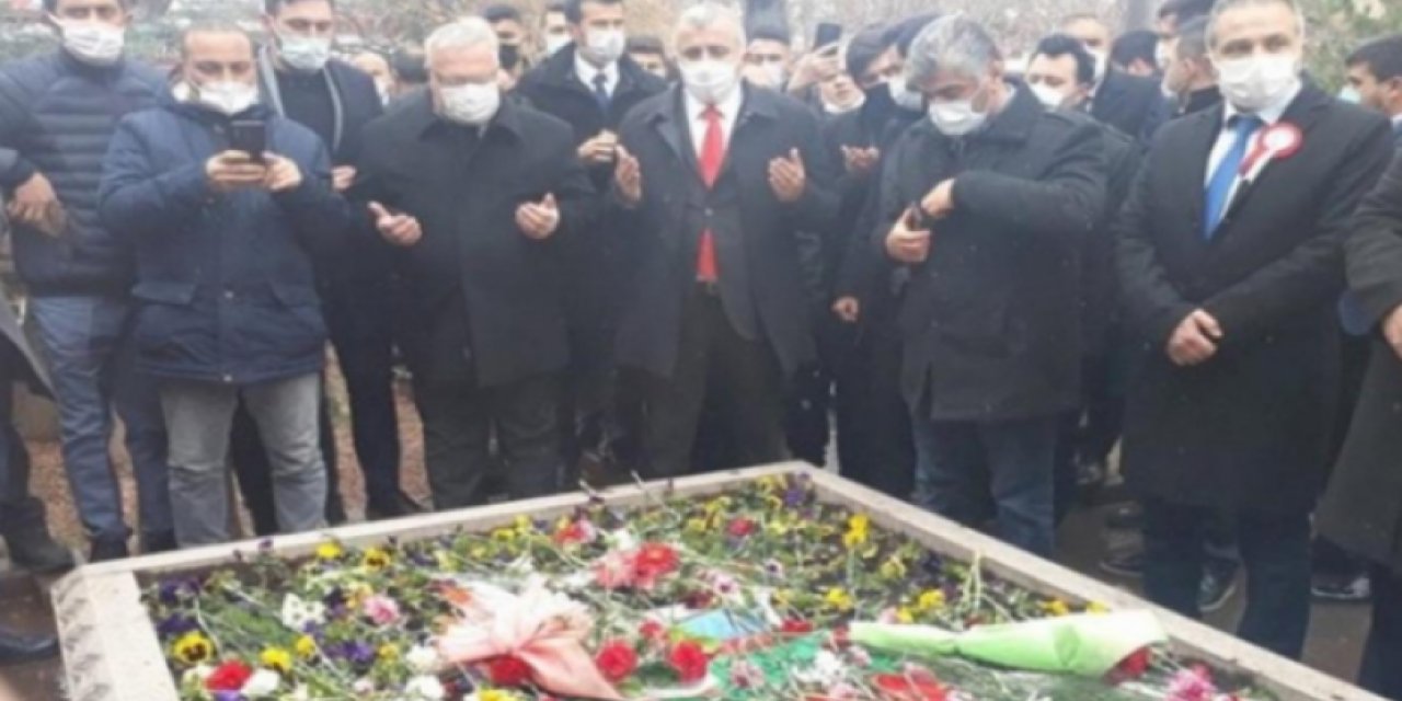 Muhsin Yazıcıoğlu'nun mezarını ziyareti eleştirilmişti... CHP'li Ali Hikmet Akıllı: Yanlış olduğu kanaatinde değilim