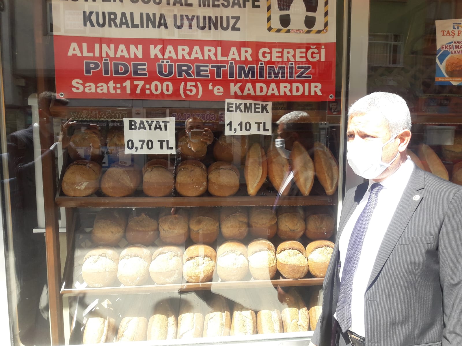 Memleketin hali içler acısı... Ekmek 1 lira 10 kuruş, bayat 70 kuruş!