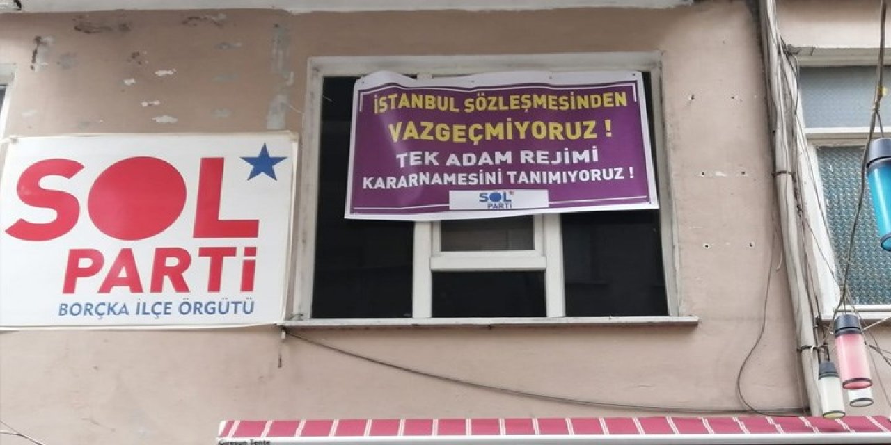 "İstanbul Sözleşmesi'nden vazgeçmiyoruz tek adam rejimi kararnamesini tanımıyoruz" İşte bu pankartı nedeniyle SOL Parti il ve ilçe başkanları gözaltına alındı!