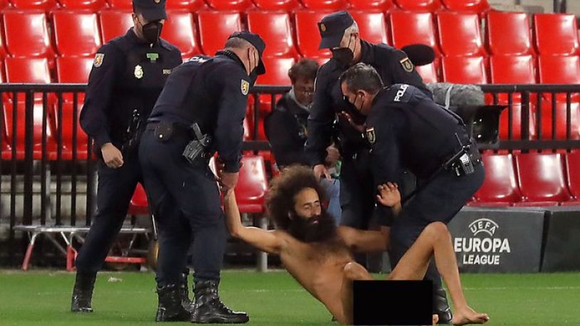 UEFA Avrupa Ligi çeyrek finalinde sahaya çıplak bir erkek atladı!