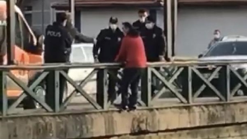 Köprüden atlamak isteyen kişiyi polisler kurtardı