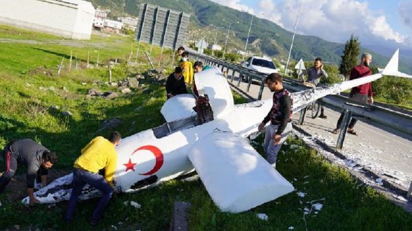 Sosyal medya fenomeni, tasarladığı maket uçakla şarampole devrildi