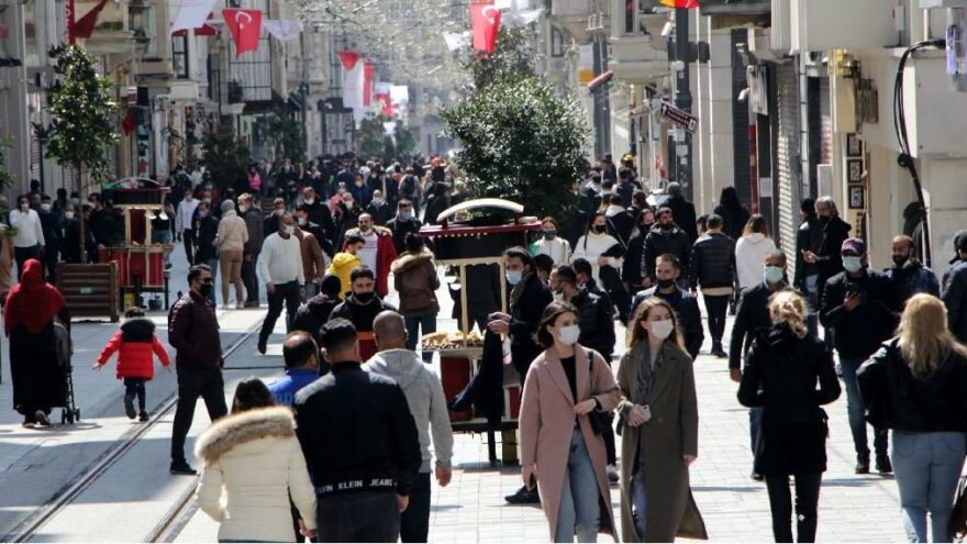Kısıtlamada 'muaf' yoğunluğu! İstiklal Caddesi ve Beşiktaş tıklım tıklım