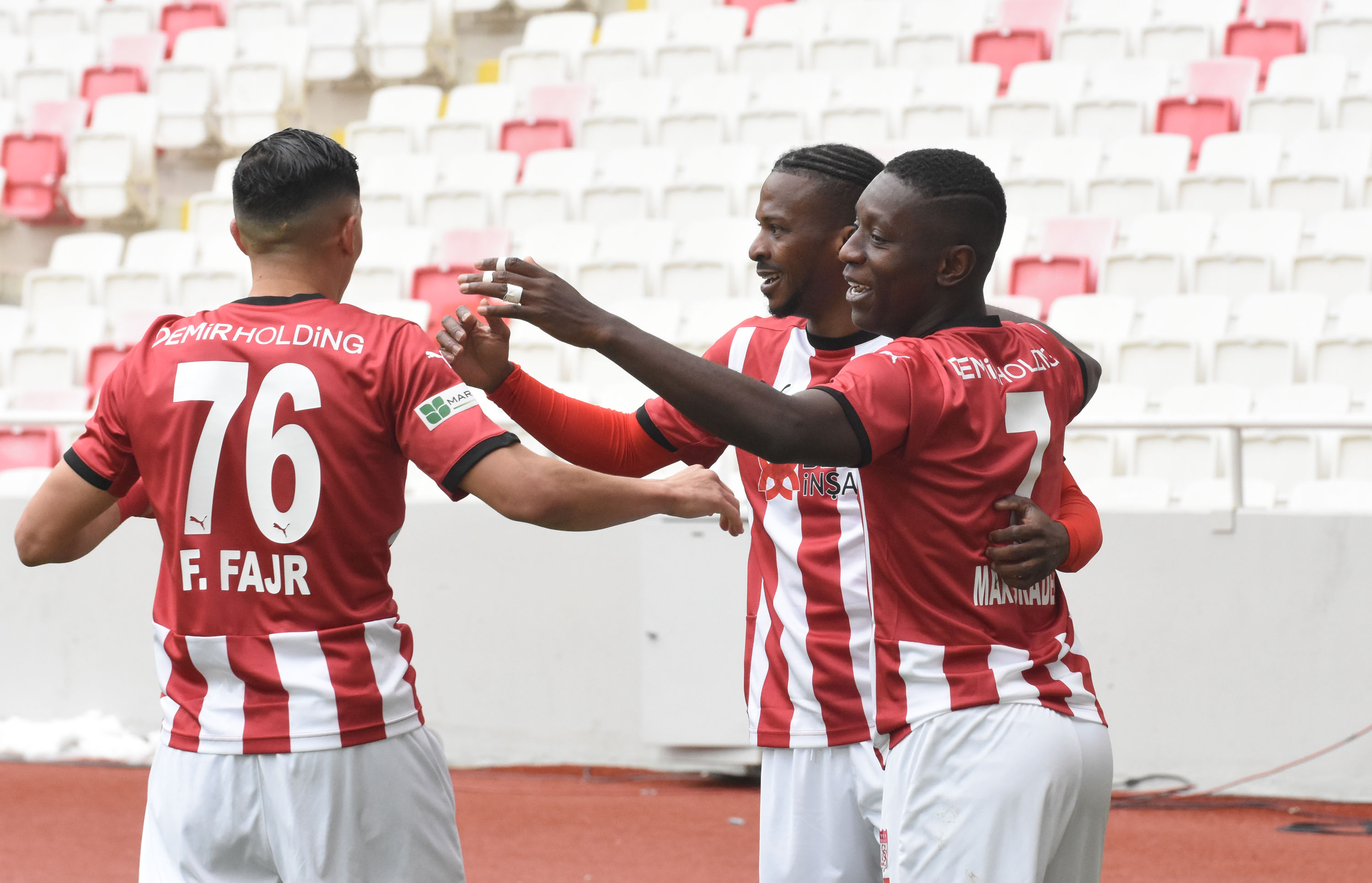 Sivasspor, Konyaspor karşısında 3 puanı 3 golle aldı
