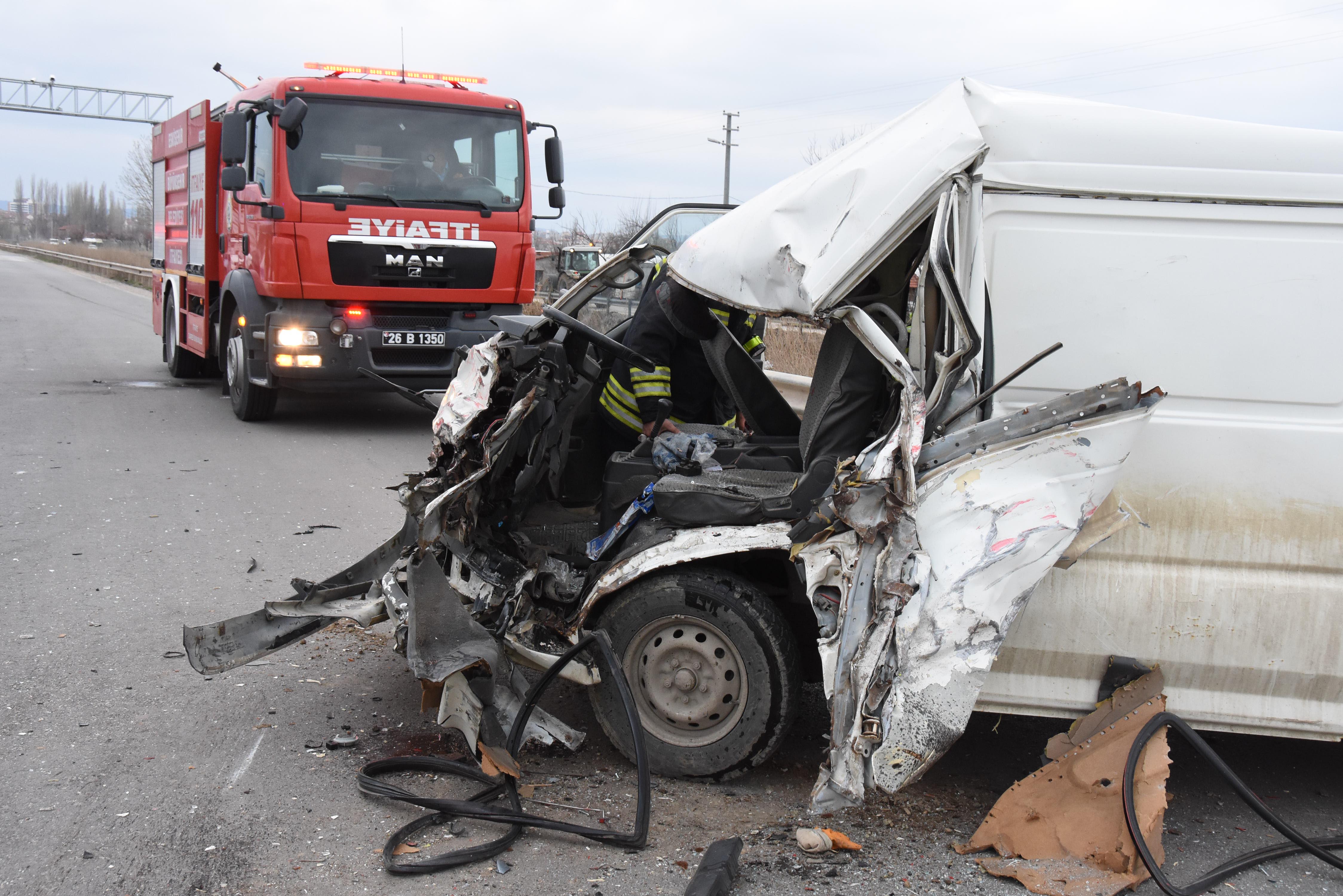 Eskişehir'de korkunç kaza! Kamyonetler kafa kafaya çarpıştı