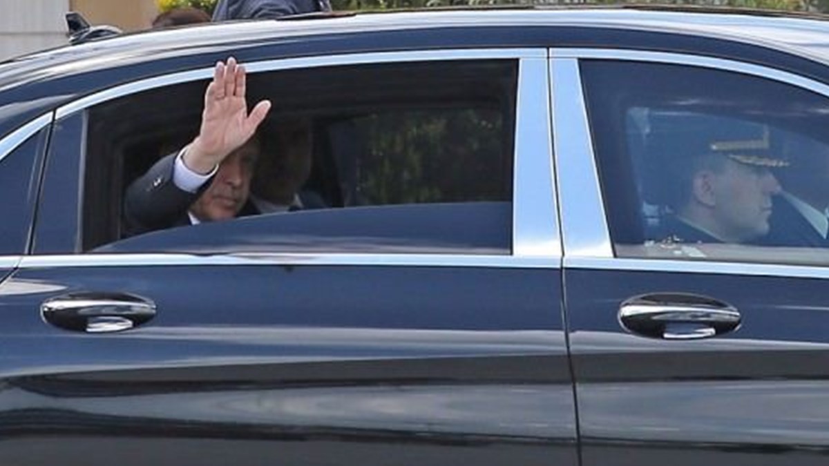 'Asgari ücretli bir vatandaşın 135 yıl çalışırsa alabiliyor' Saray itibardan tasarruf etmiyor! Erdoğan'ın  ikinci makam aracının da fiyatı belli oldu