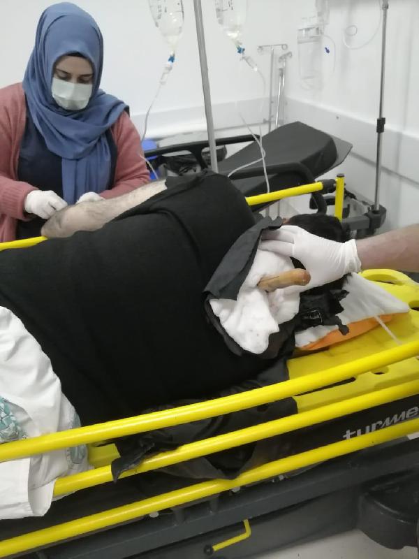 Sırtındaki bıçakla hastaneye kaldırıldı