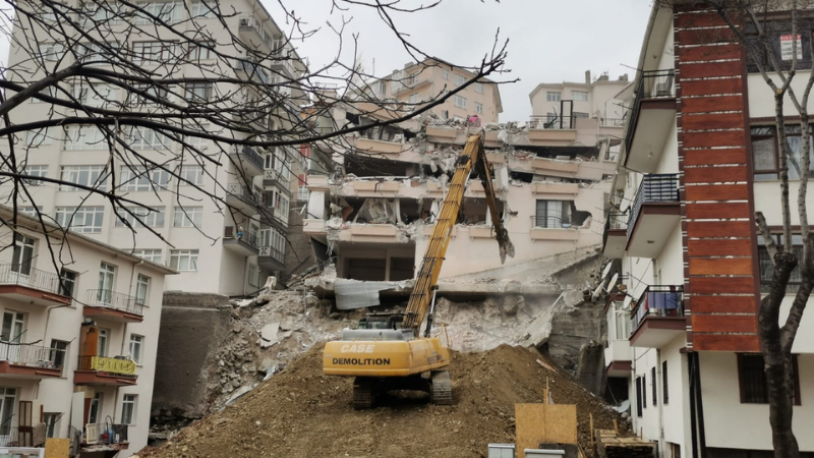 Ankara'da 900 kişi evsiz kaldı! O mahallede fırsatçılar vakit kaybetmedi!